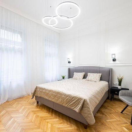 Luxurious Central 4Bedrm 3Bathrm Residence W/ Balcony Будапеща Екстериор снимка