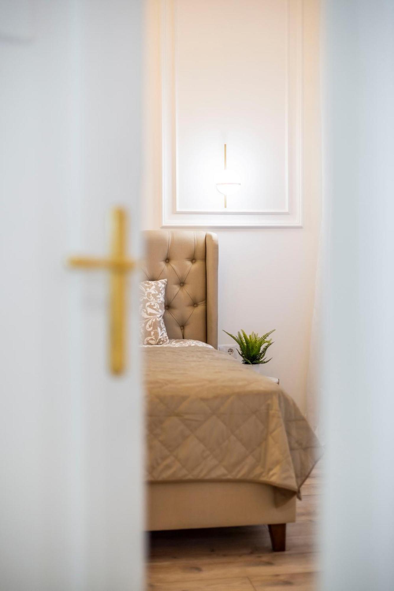 Luxurious Central 4Bedrm 3Bathrm Residence W/ Balcony Будапеща Екстериор снимка