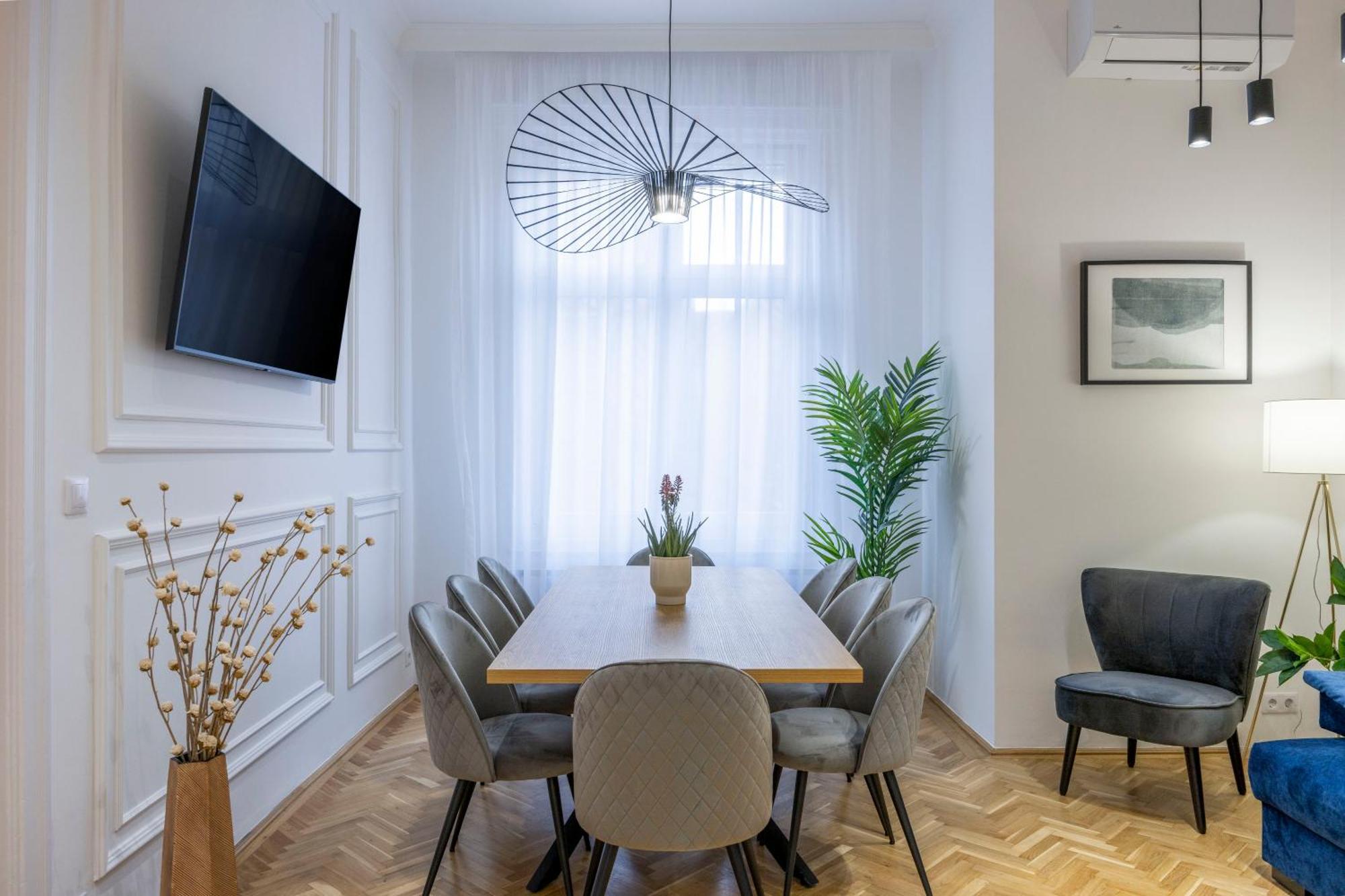 Luxurious Central 4Bedrm 3Bathrm Residence W/ Balcony Будапеща Екстериор снимка