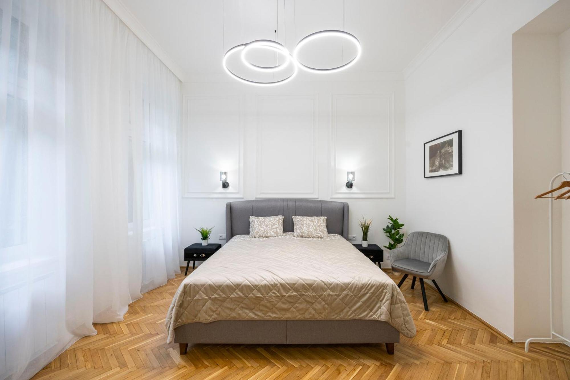 Luxurious Central 4Bedrm 3Bathrm Residence W/ Balcony Будапеща Екстериор снимка