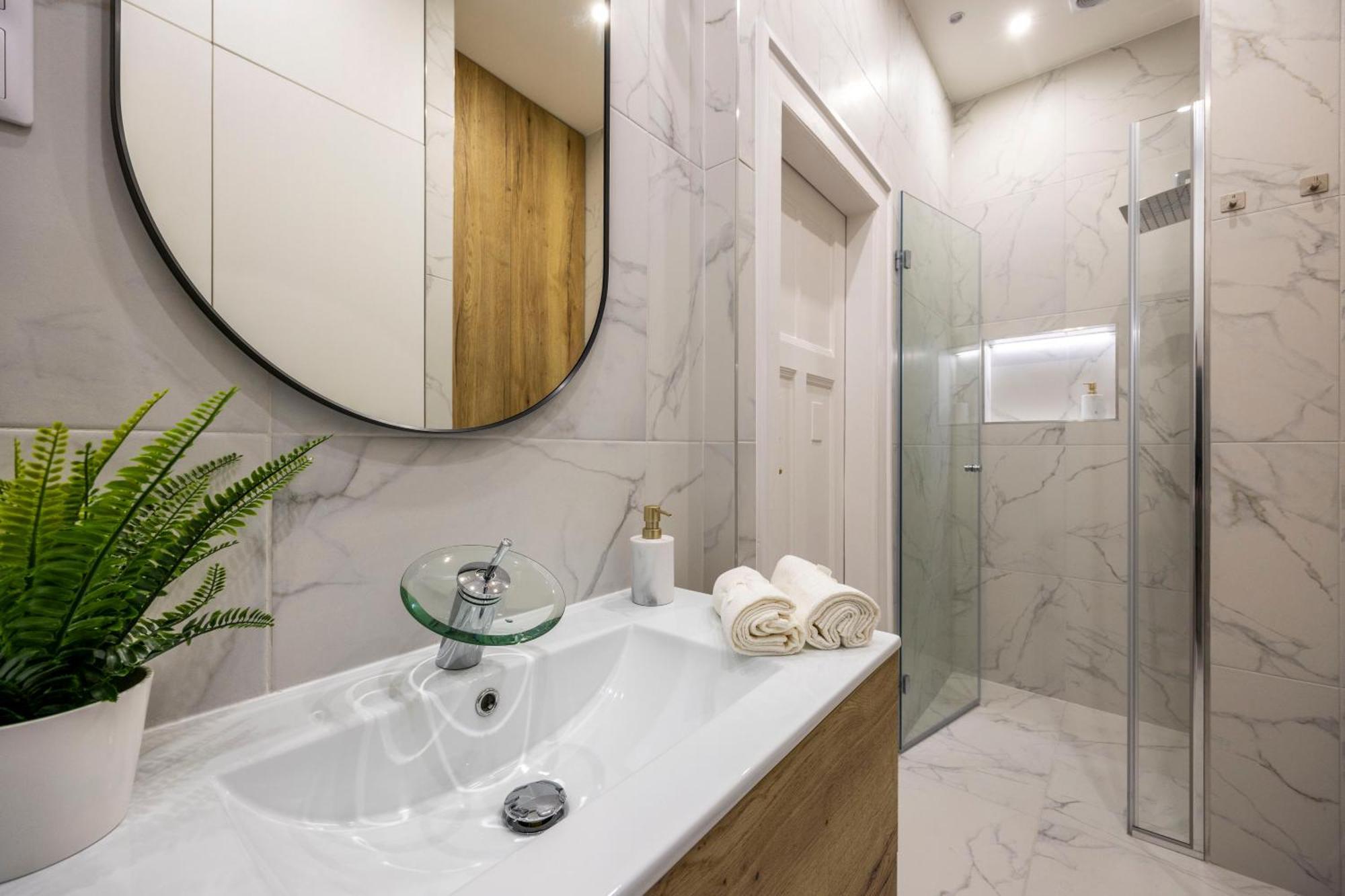 Luxurious Central 4Bedrm 3Bathrm Residence W/ Balcony Будапеща Екстериор снимка