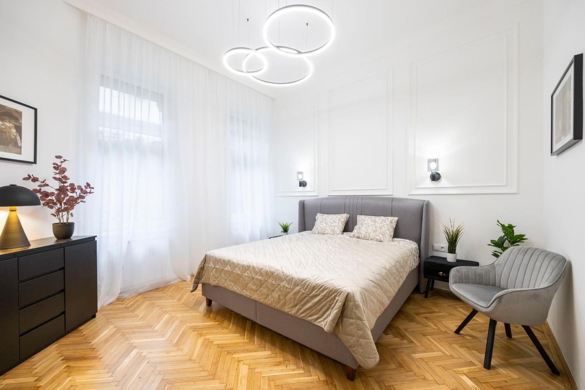 Luxurious Central 4Bedrm 3Bathrm Residence W/ Balcony Будапеща Екстериор снимка