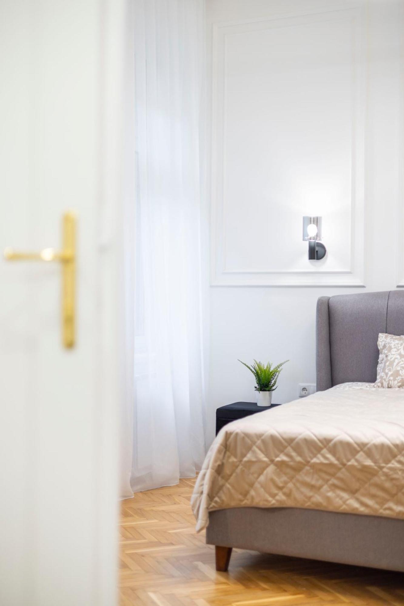 Luxurious Central 4Bedrm 3Bathrm Residence W/ Balcony Будапеща Екстериор снимка