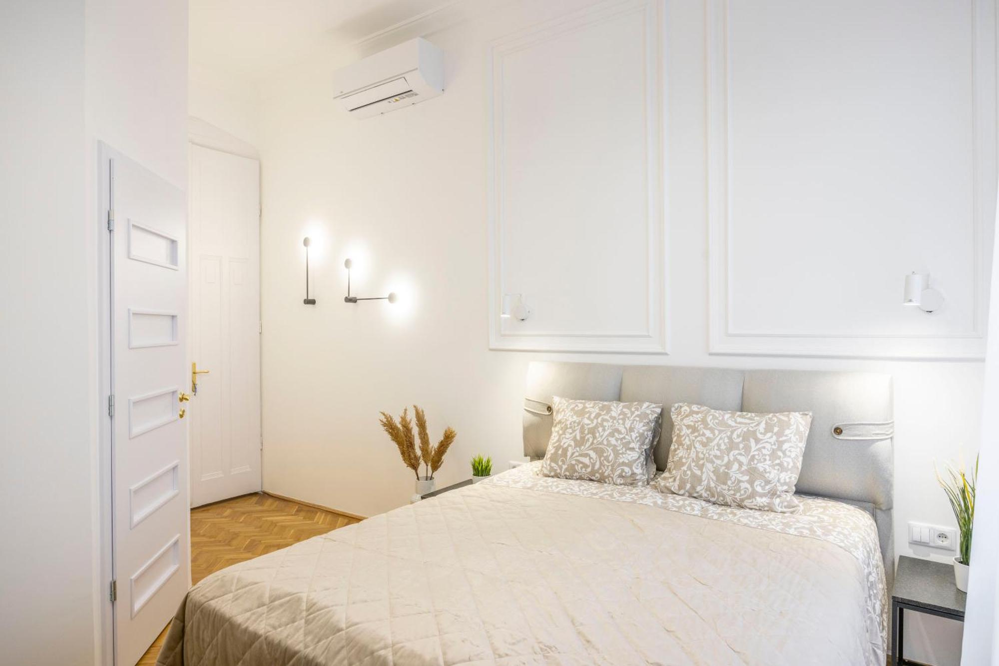 Luxurious Central 4Bedrm 3Bathrm Residence W/ Balcony Будапеща Екстериор снимка