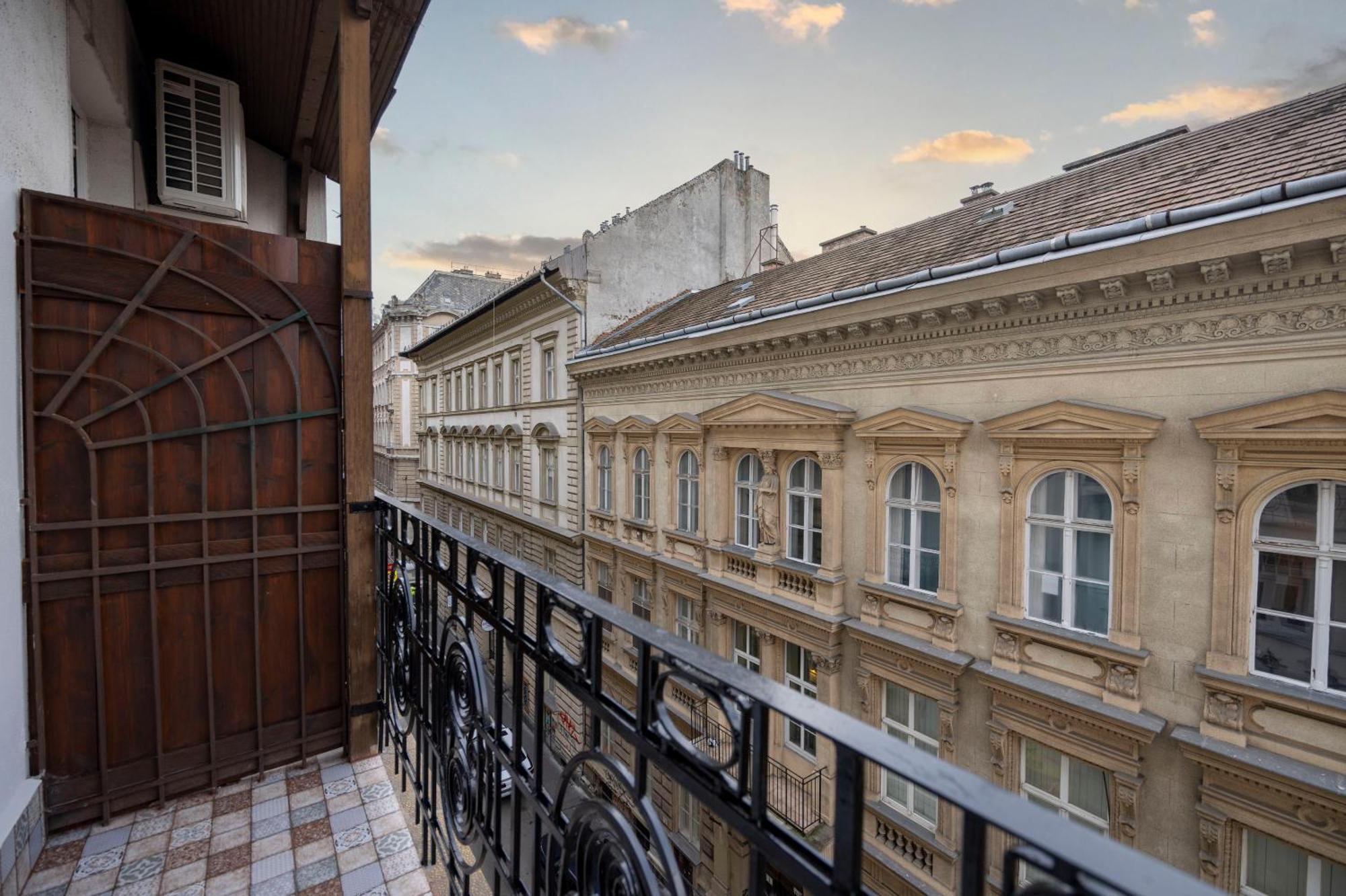 Luxurious Central 4Bedrm 3Bathrm Residence W/ Balcony Будапеща Екстериор снимка