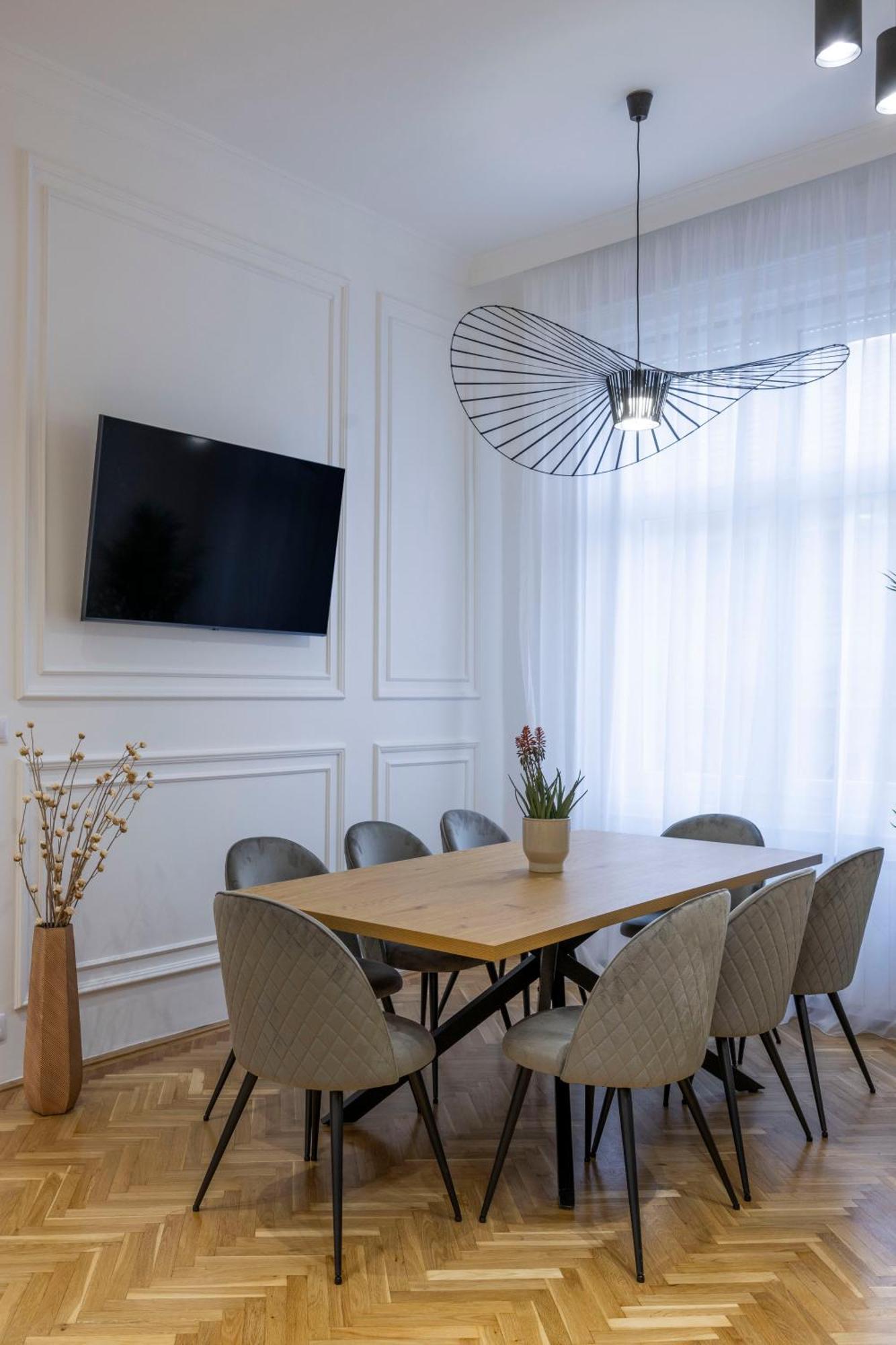 Luxurious Central 4Bedrm 3Bathrm Residence W/ Balcony Будапеща Екстериор снимка