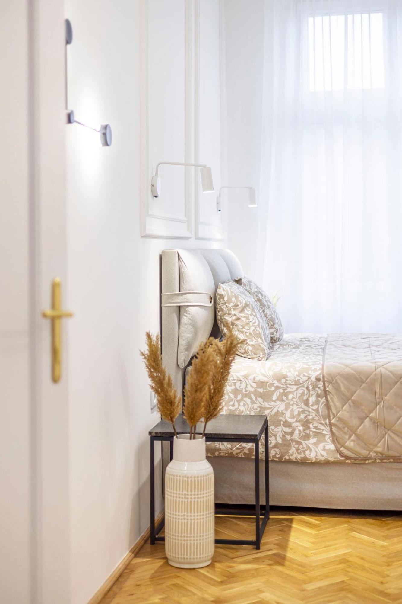 Luxurious Central 4Bedrm 3Bathrm Residence W/ Balcony Будапеща Екстериор снимка