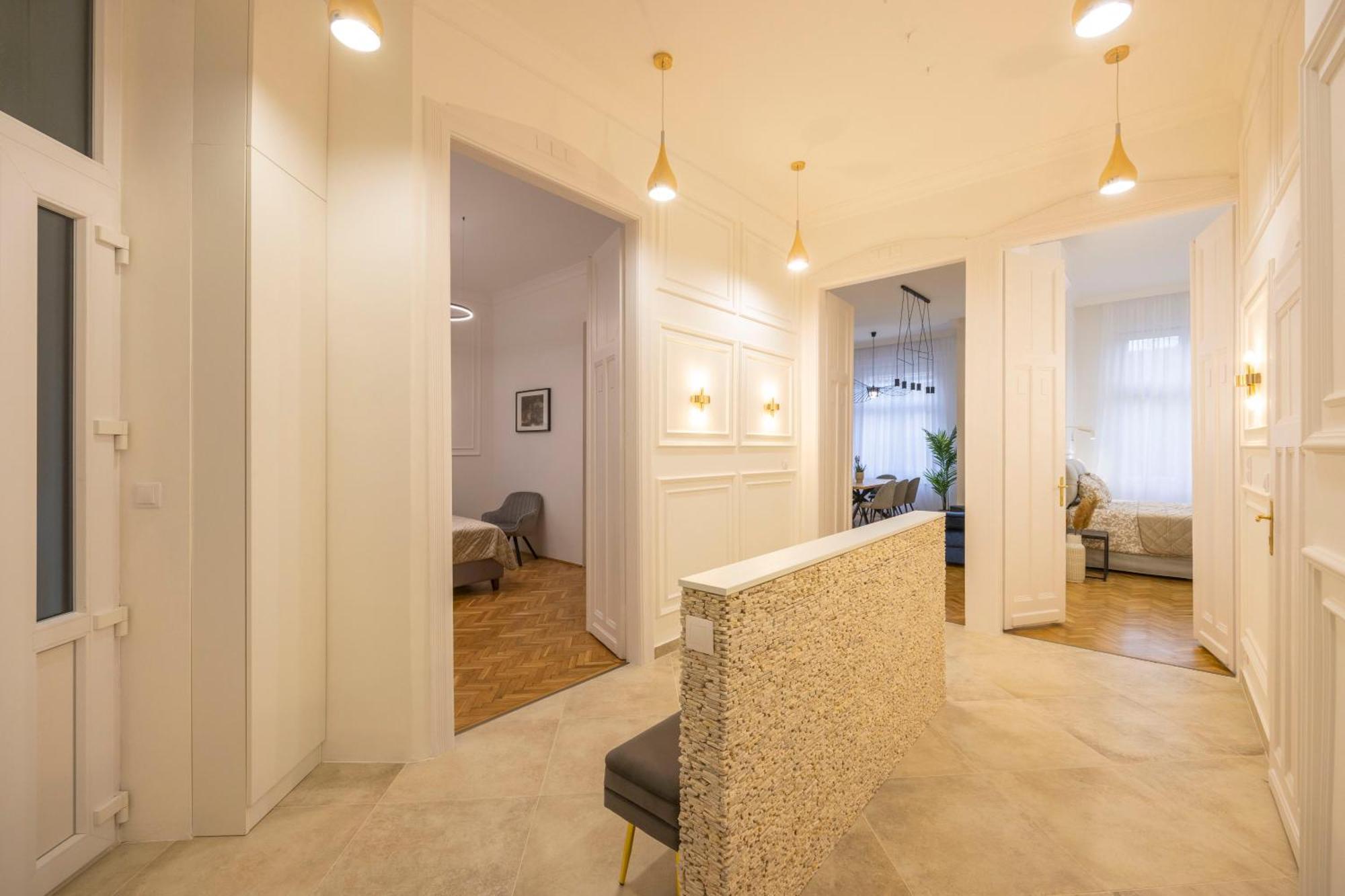 Luxurious Central 4Bedrm 3Bathrm Residence W/ Balcony Будапеща Екстериор снимка
